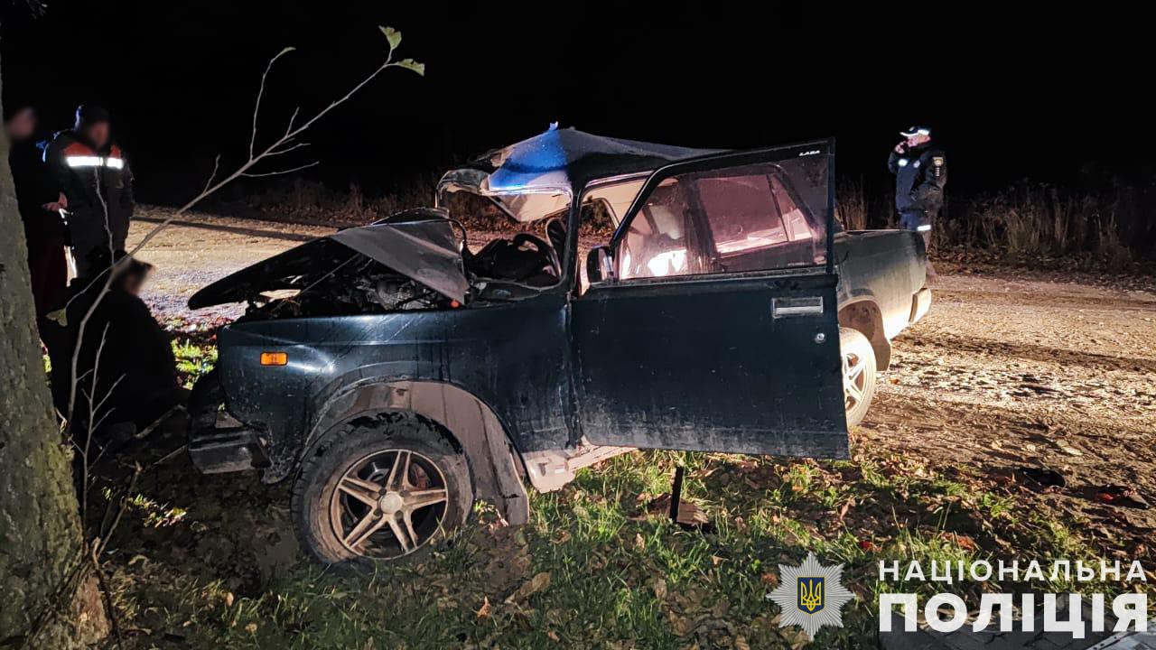 Вночі на Львівщині “Жигуль” врізався в дерево: одна людина загинула, троє травмовані