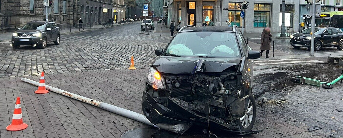 У центрі Львова 57-річний водій Renault вчинив ДТП і помер