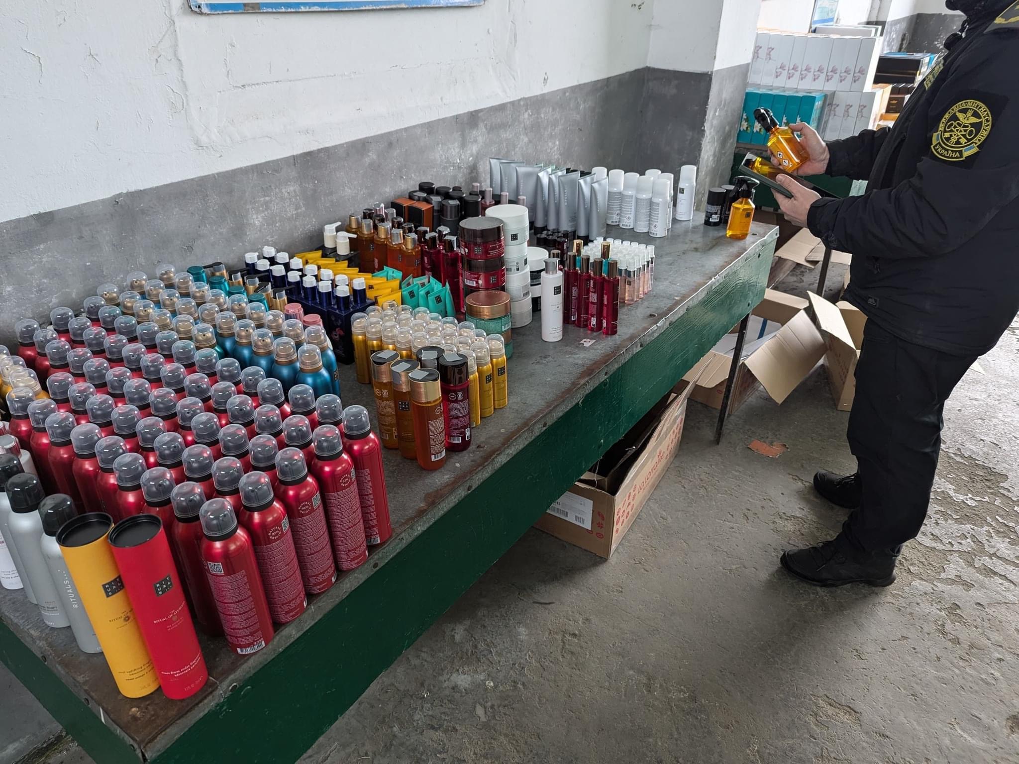 Косметика Rituals і вживані планшети: на кордоні з Польщею митники зупинили контрабанду на понад пів мільйона гривень