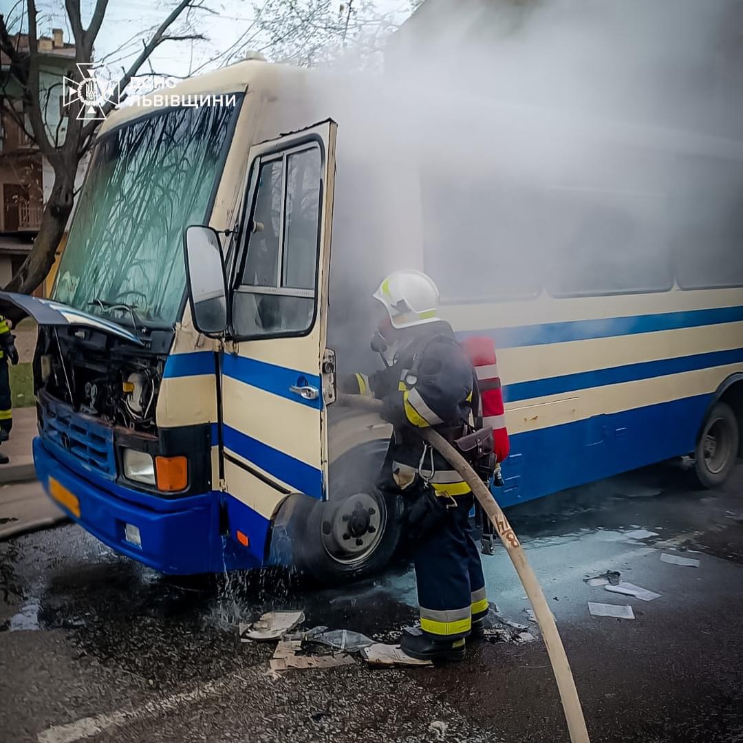 У Стрию сталася пожежа в автобусі під час руху на дорозі