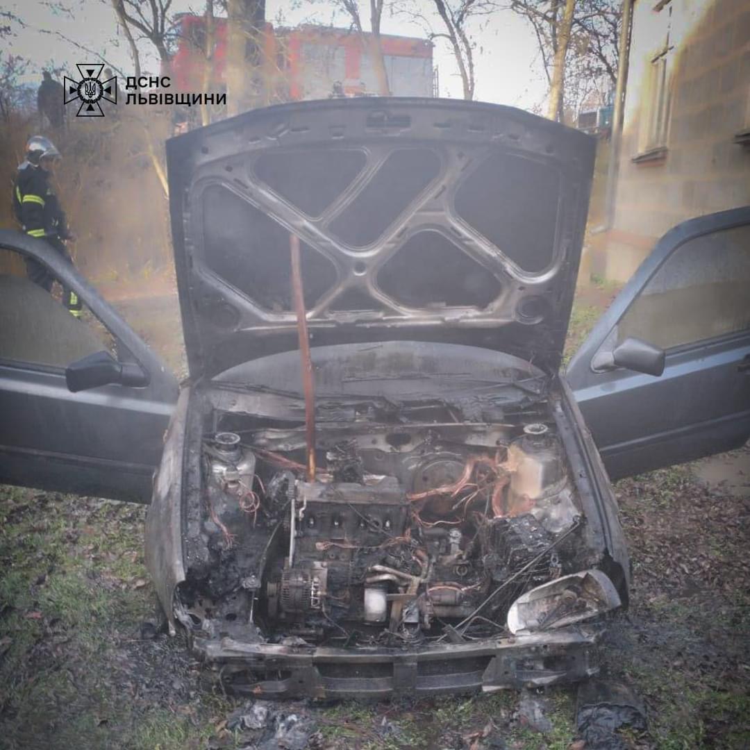 На Яворівщині в гаражі загорілась автівка
