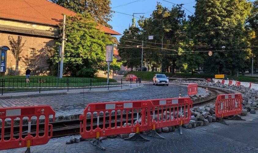 На одній із центральних вулиць Львова мінятимуть аварійну колію: водіїв просять оминати цю локацію