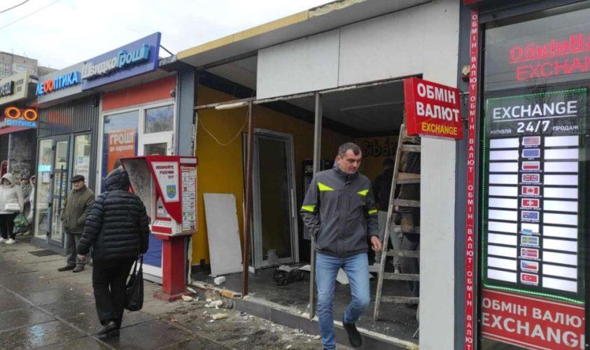 На вулиці Володимира Великого у Львові вдруге демонтують скандальний МАФ, де шаурмою отруїлись люди