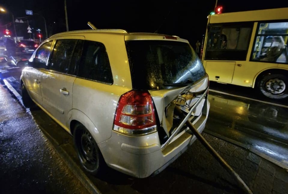 У Львові пʼяний керманич Opel Zafira зніс дорожні знаки і намагався дати хабаря патрульним