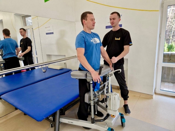 Львівські спеціалісти допомагають відновлюватися морпіху, який отримав важке поранення