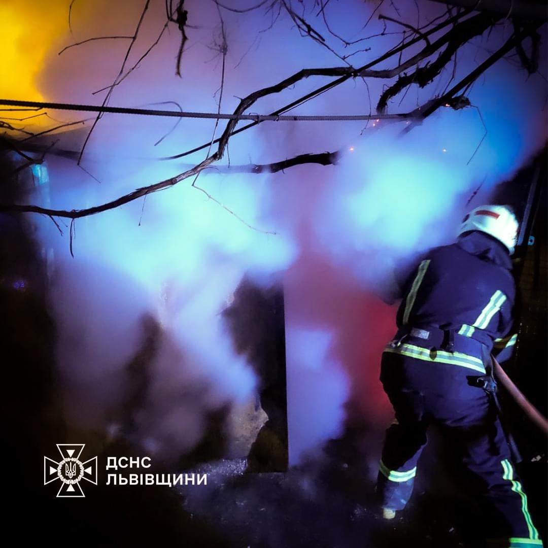 У Львові 33-річна жінка з опіками потрапила до лікарні через пожежу в гаражі