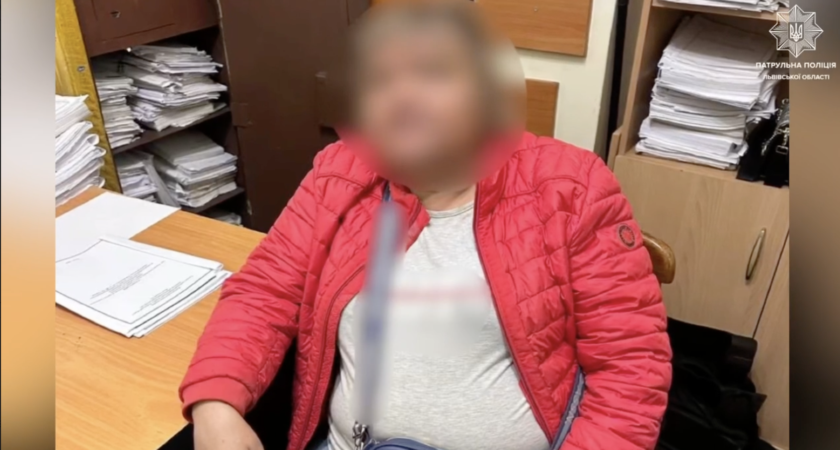В’їхала в автомобіль патрульних та пропонувала їм хабар: у Львові затримали 54-річну жінку