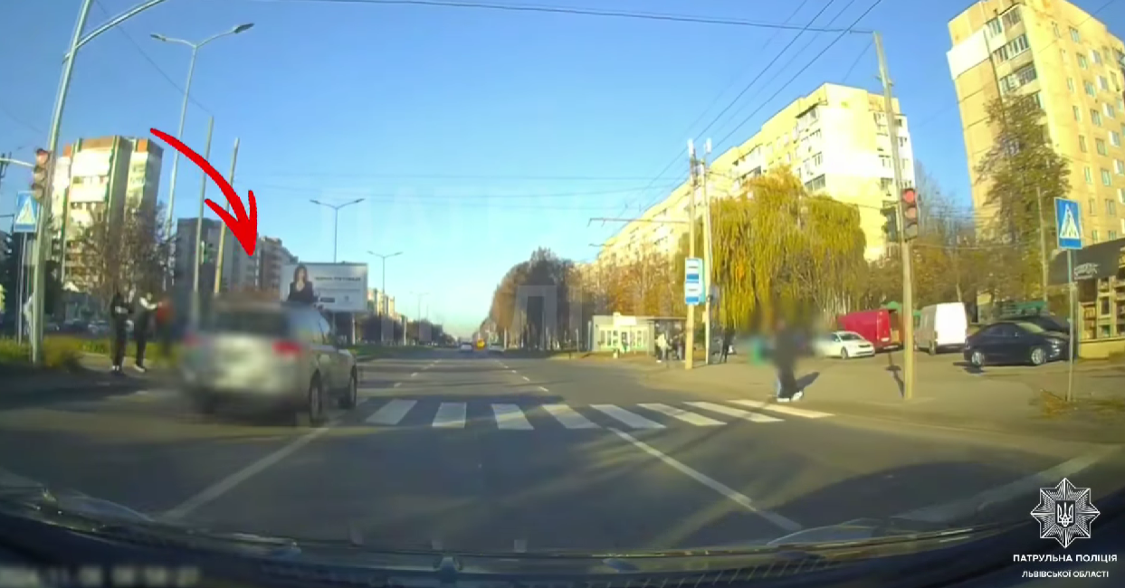У Львові виявили водія, який ледь не збив людей на пішохідному переході