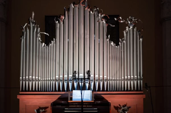 На головному вокзалі Львова відбувся органний концерт з уламків російських ракет (ФОТО)