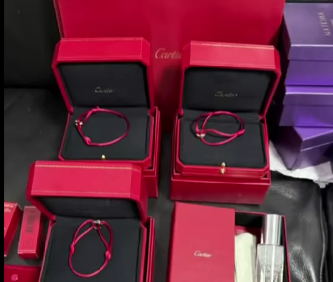 В ПП «Краківець» митники знайшли в бусі прикраси від Cartier на понад мільйон гривень (ВІДЕО)