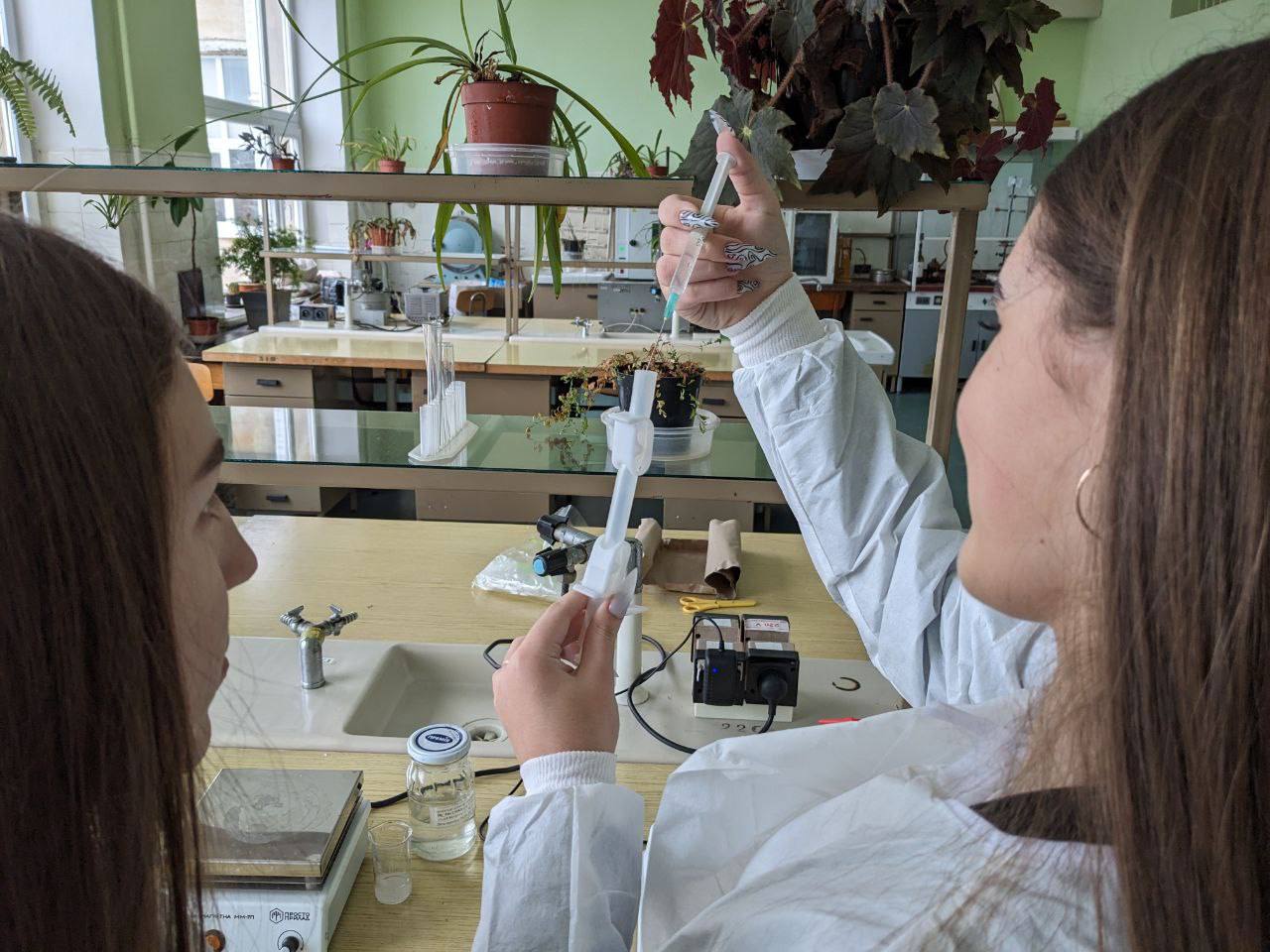 “Зараз наш проєкт пролітає над Україною”: дівчата з Львівщини створили наукове дослідження, яке відправили у космос(ВІДЕО)