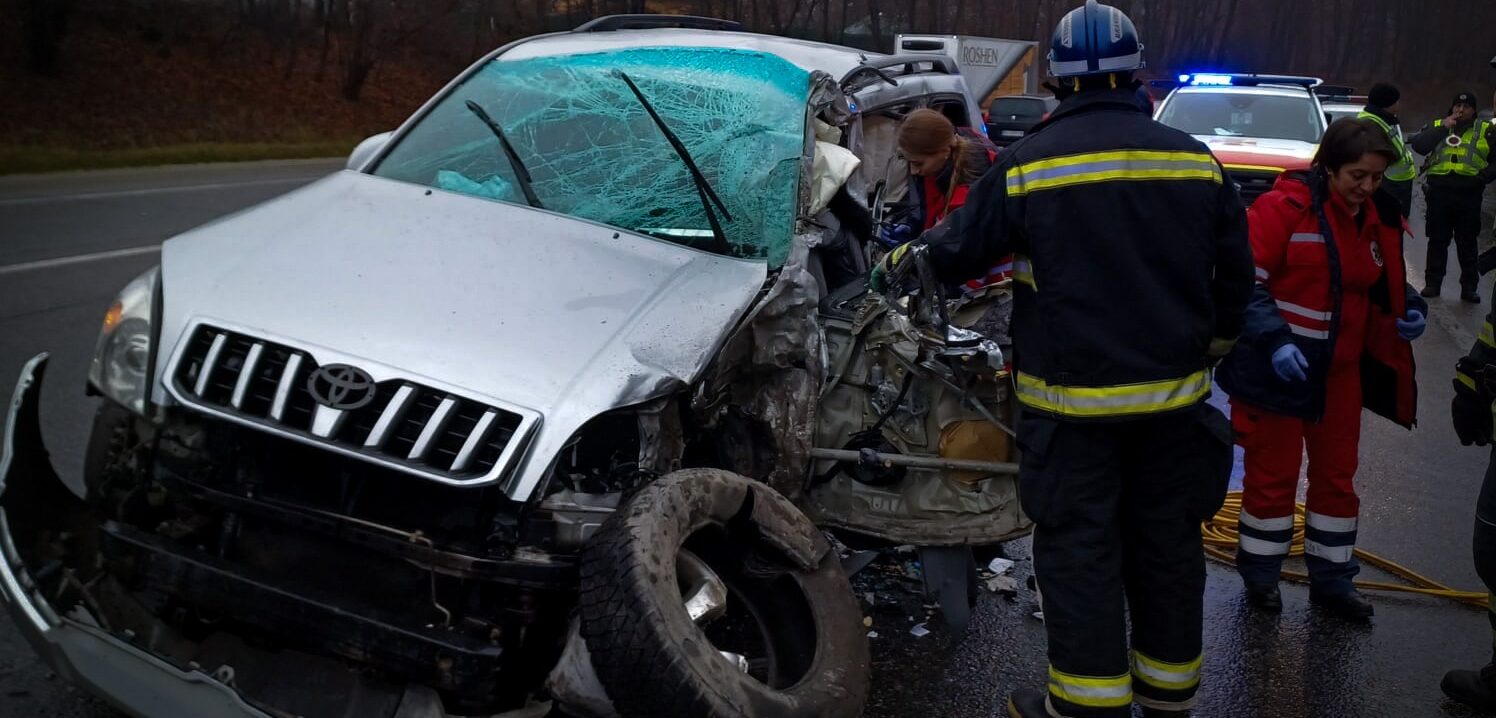 Після ДТП поблизу Львова водійку джипа з авто витягали рятувальники