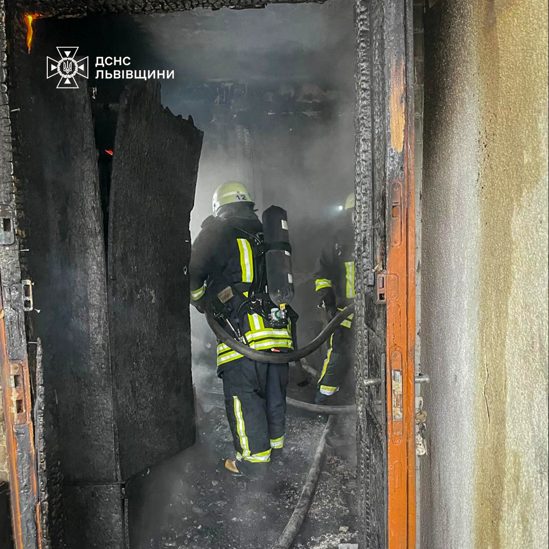 У Самборі горів житловий будинок: обійшлось без постраждалих