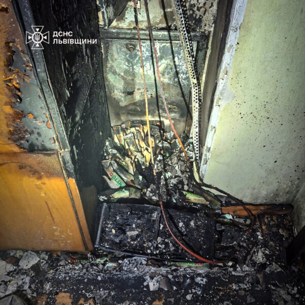 Вибухнув акумулятор: у Львові рятувальники ліквідували пожежу