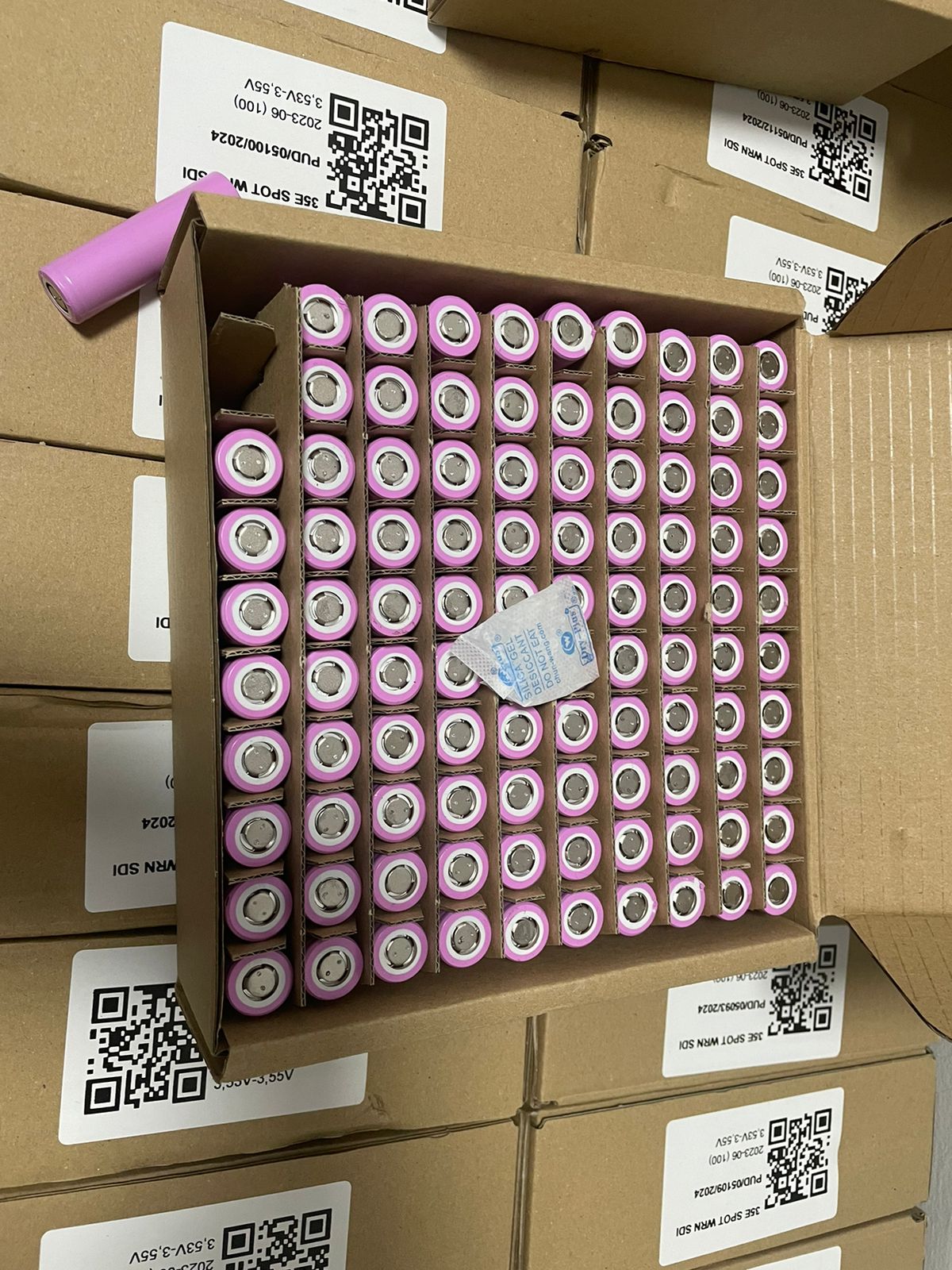 На кордоні митники зупинили контрабанду косметики, білизни, джинсів і акумуляторів на понад 800 тисяч гривень