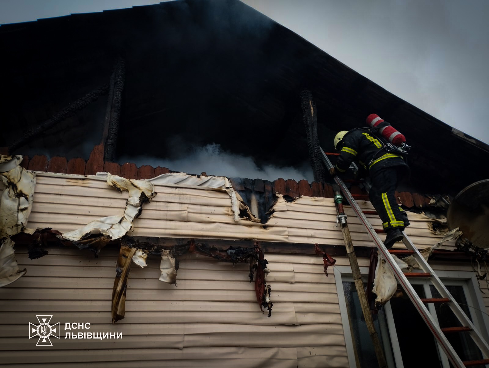 У селі на Самбірщині спалахнув житловий будинок: деталі