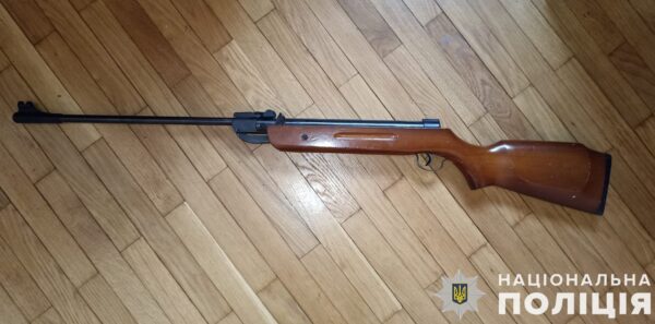 У Самборі внаслідок випадкового пострілу з пневматичної гвинтівки постраждала чотирирічна дівчинка