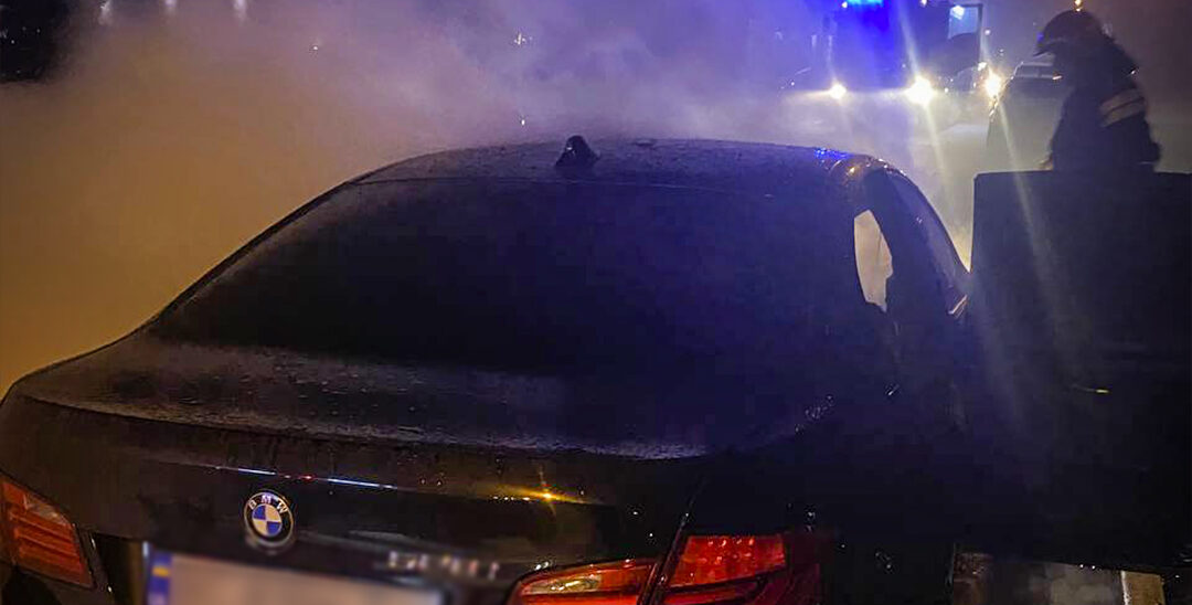 У Львові 10 рятувальників гасили палаючу автівку