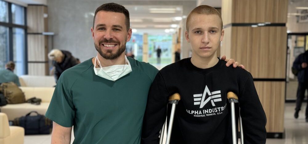 Львівські хірурги повернули 15-річному Артуру можливість ходити після складної ДТП