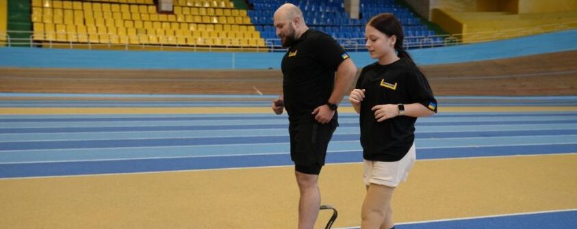 Захисник, який втратив ногу, пробіг дистанцію разом із дівчинкою, яка допомогла зібрати кошти йому на протез