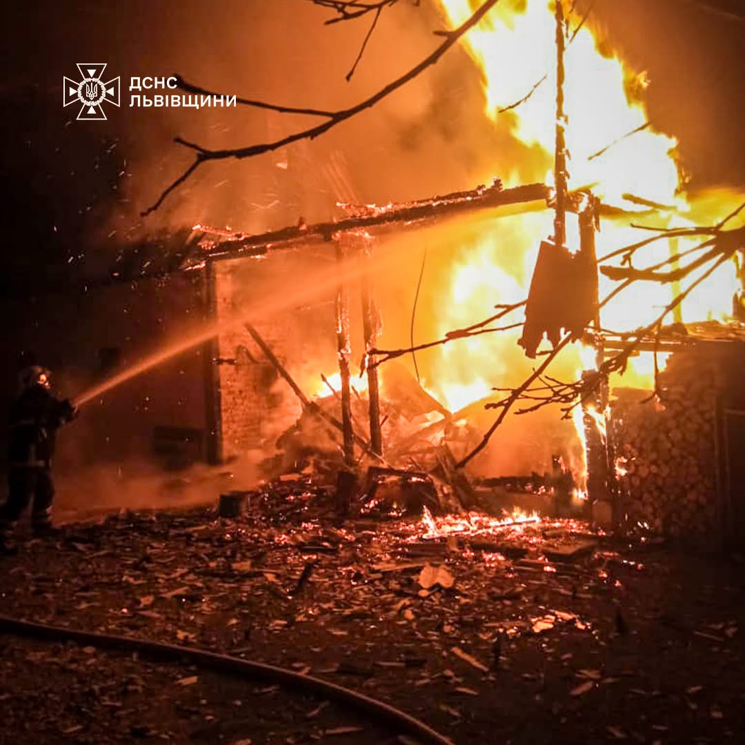 У Самбірському районі вогнеборці врятували від пожежі житловий будинок та автівку «Volkswagen Golf»