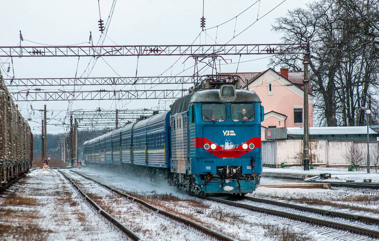 Укрзалізниця додала вагони до поїздів зі Львова напередодні Нового року