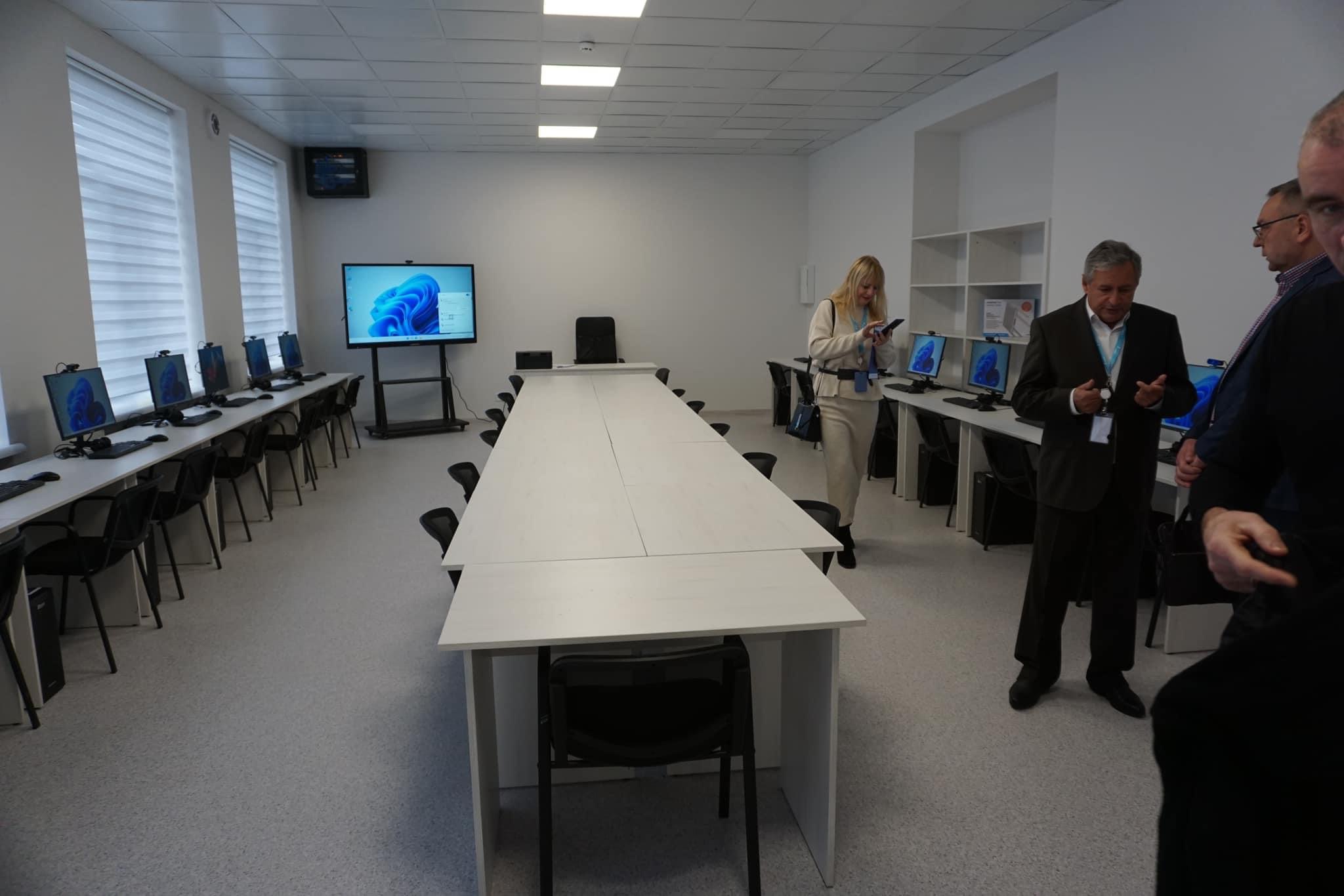 У Дрогобичі освятили відремонтовані приміщення училища