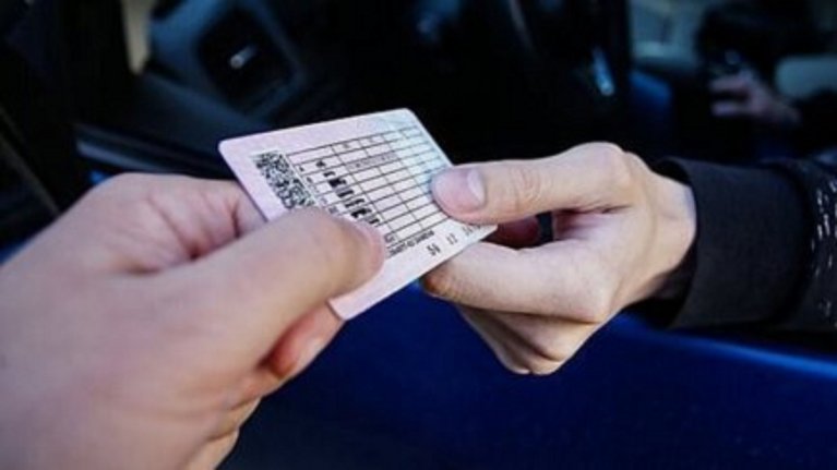 На кордоні з Львівщиною затримали водія, який намагався проїхати з підробленими документами