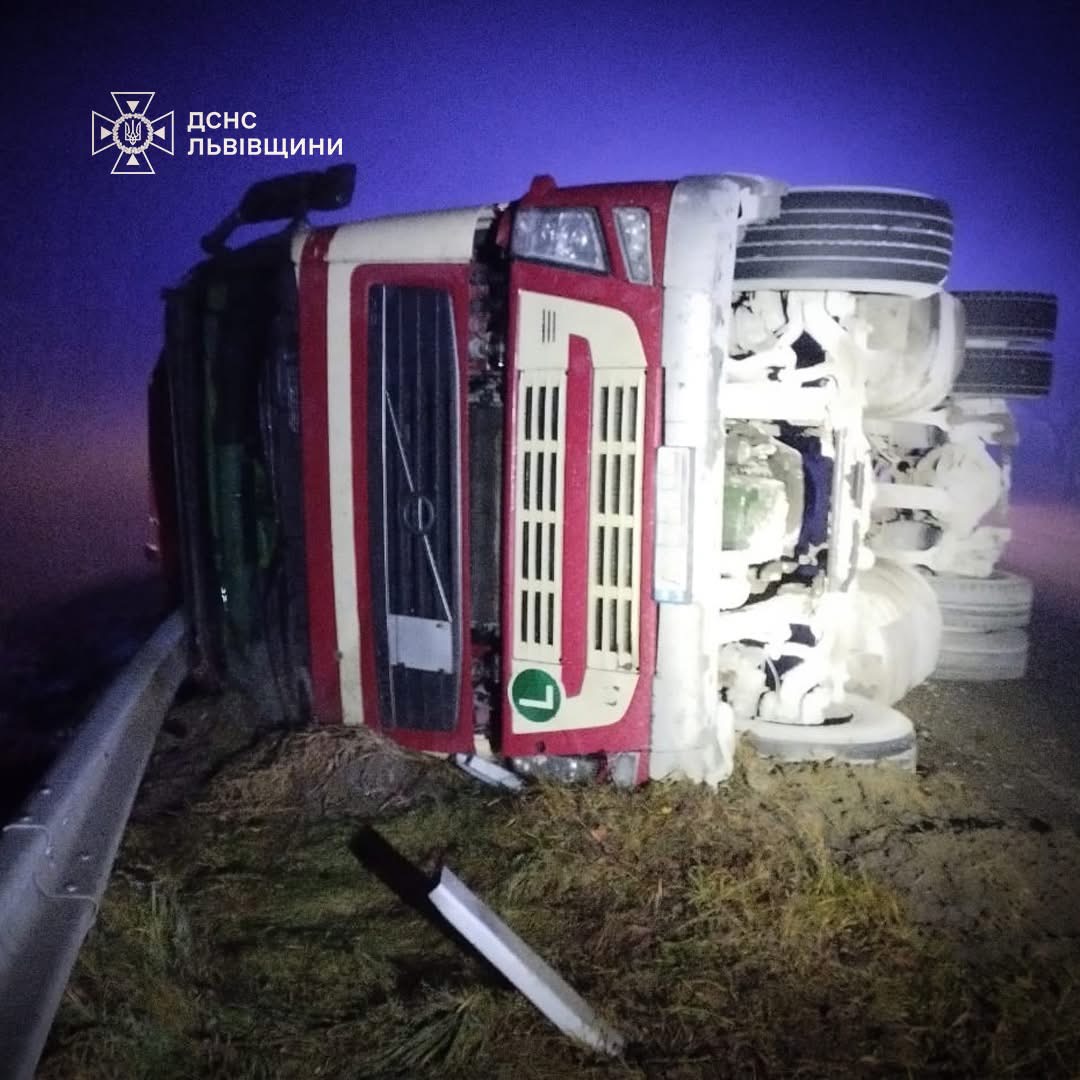 На Самбірщині перекинулася вантажівка: водія витягували рятувальники