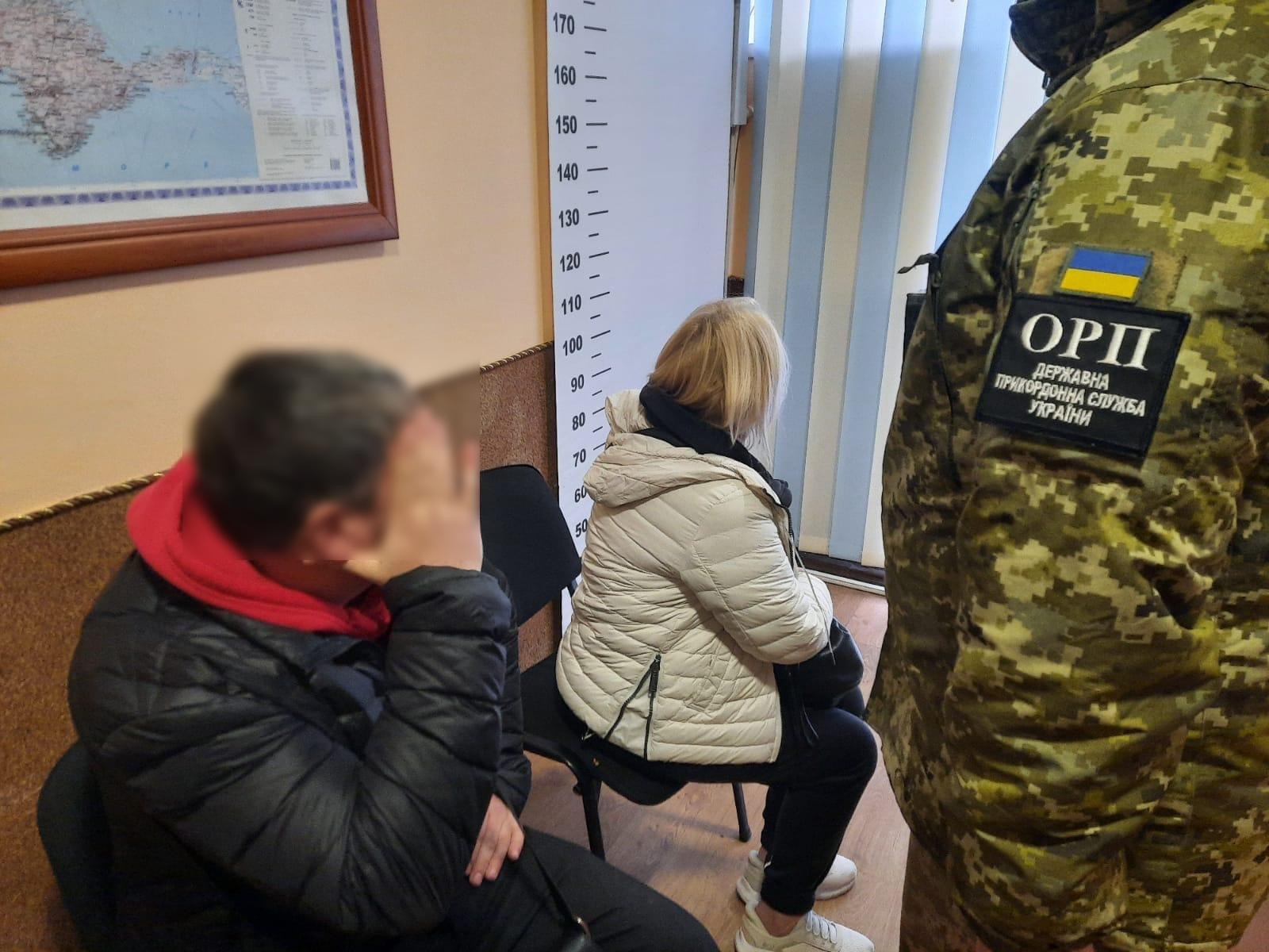 В пунктах пропуску на Львівщині викрили дві пари псевдо молодят