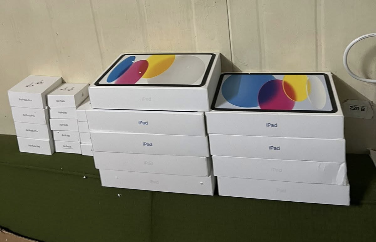 У Шегинях серед вживаного одягу виявили незадекларовану техніку Apple вартістю 400 тис. гривень