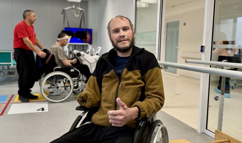 Самостійно сідає та вчиться наново стояти: у Львові допомагають відновитись Воїну після важкого поранення
