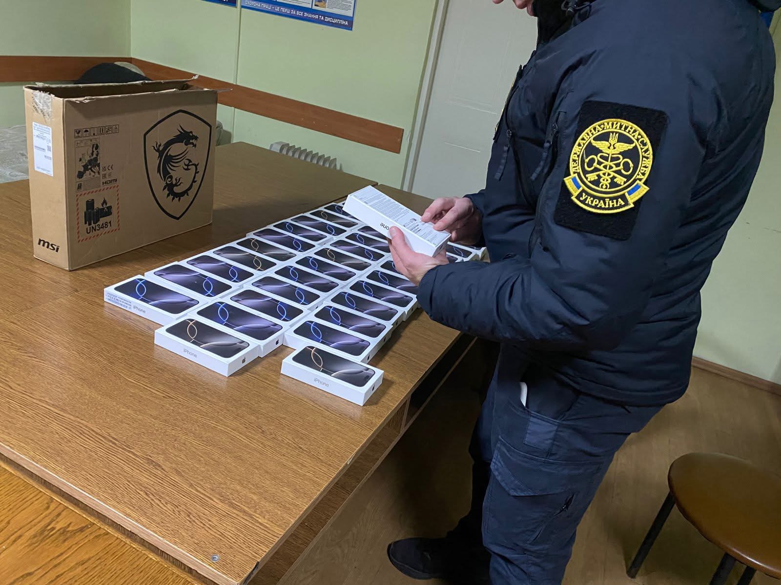 У Шегинях зупинили жительку Львівщини, яка несла в картонній коробці айфони на 2 мільйони гривень