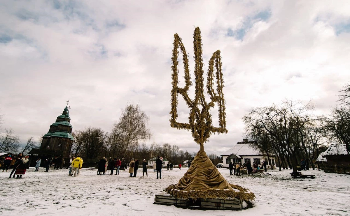 Десантники 80-ї ОДШБ презентують у Львові найбільший в Україні Тризуб із дідухів