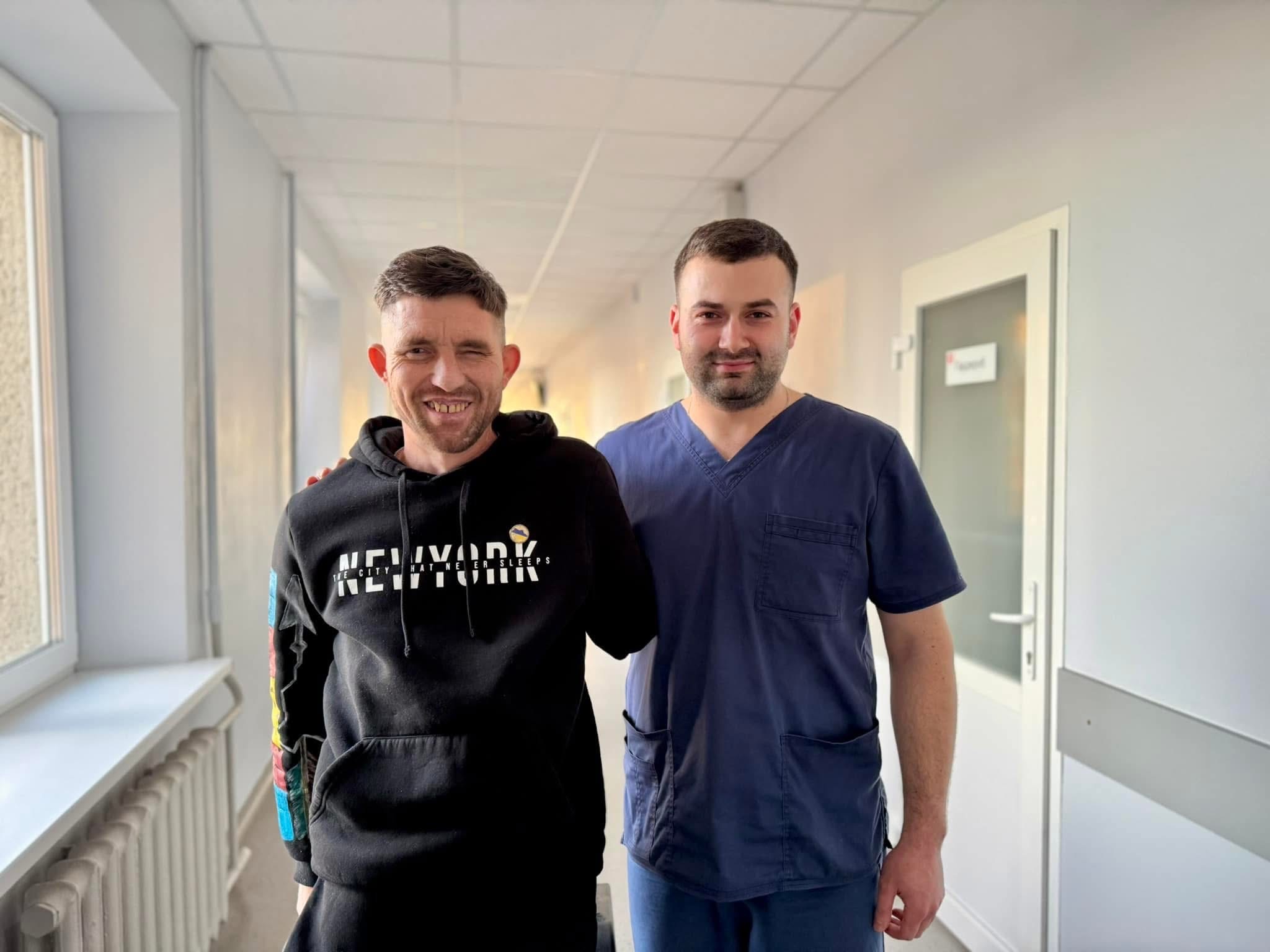 Львівські лікарі допомагають реабілітуватися 37-річному Захиснику, який втратив на фронті руку, ногу та частково зір