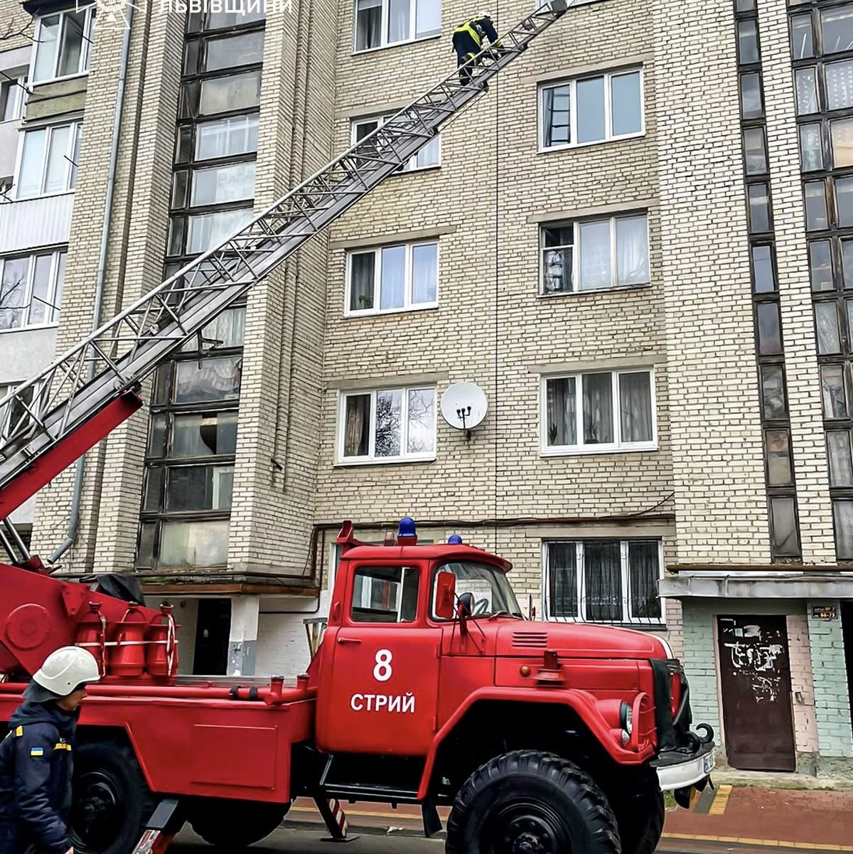 У Стрию 2-річний хлопчик зачинився в квартирі на п’ятому поверсі