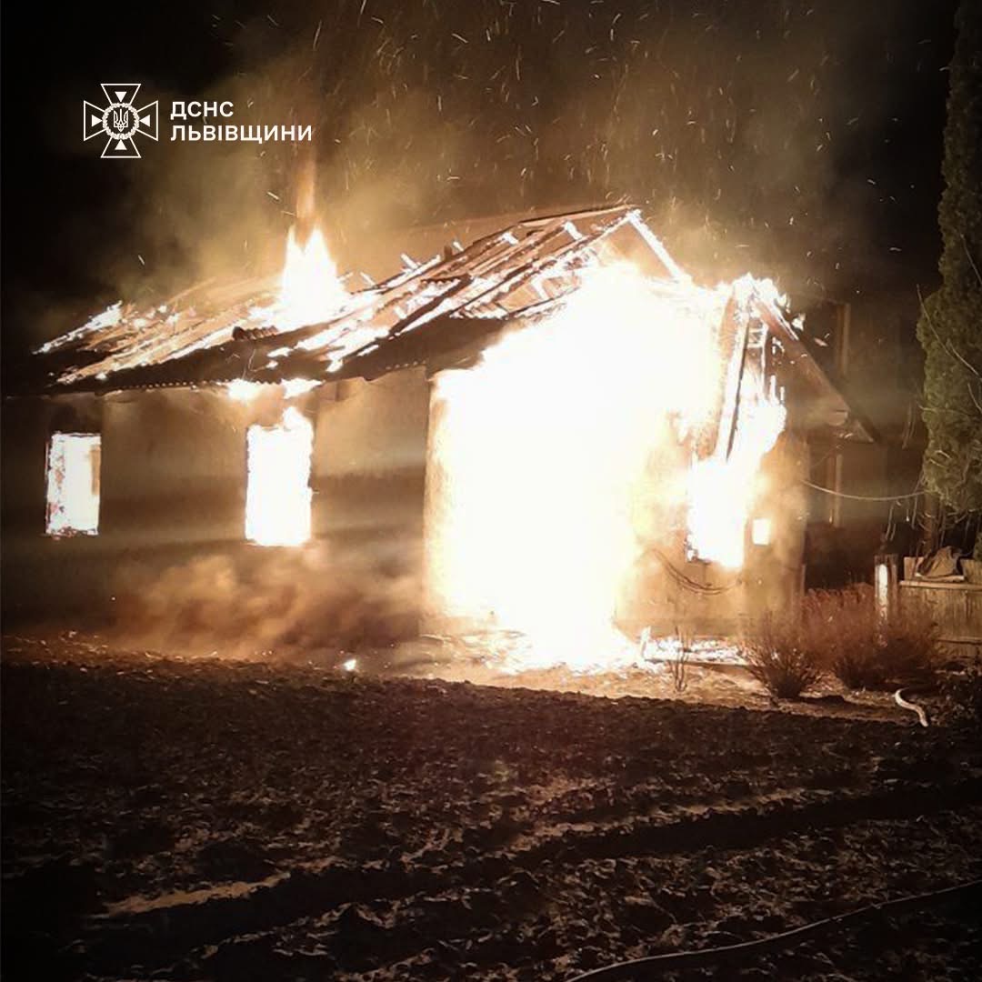 В Різдвяну ніч на Стрийщині загорілася господарська будівля