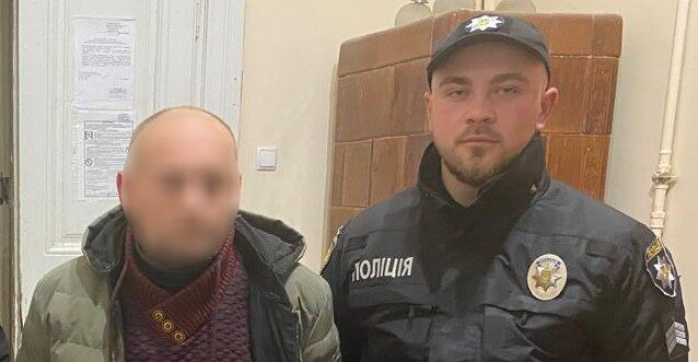 В Радехові затримали чоловіка, який напав з ножем на жінку й дитину