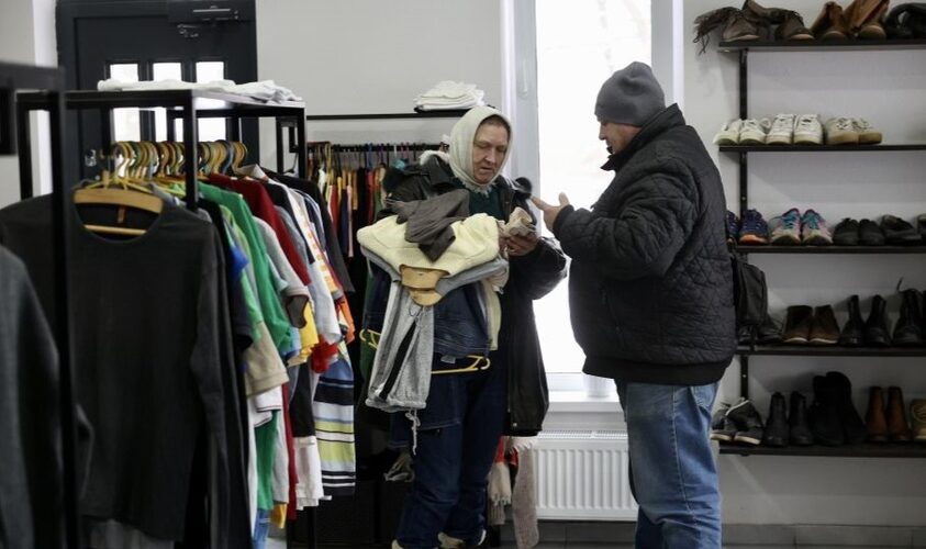 Усіх небайдужих у Львові просять приносити теплий одяг та взуття для бездомних