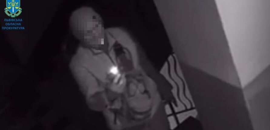 Двох львів’ян судитимуть за підпал дверей квартири військовослужбовця