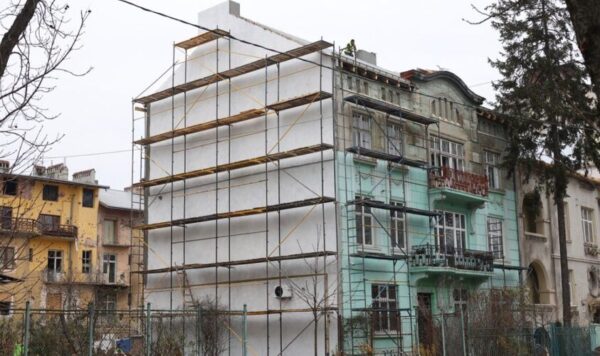 Будинок на вул. Коновальця, 44а, який постраждав від російської атаки, відновлено вже на 80%