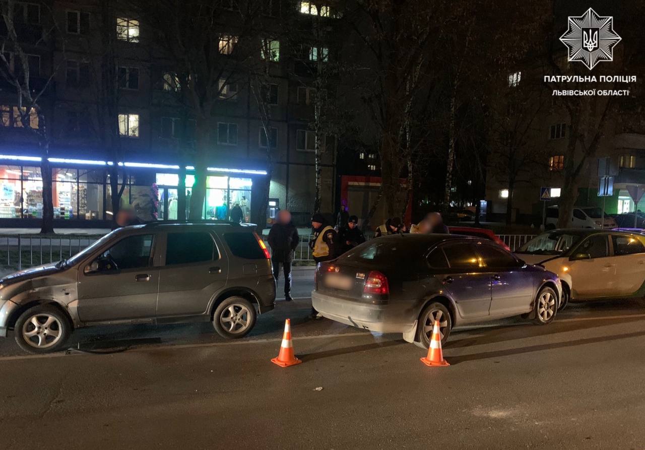 На вулиці Виговського у Львові пʼяний керманич Skoda Octavia A5 пошкодив дві автівки