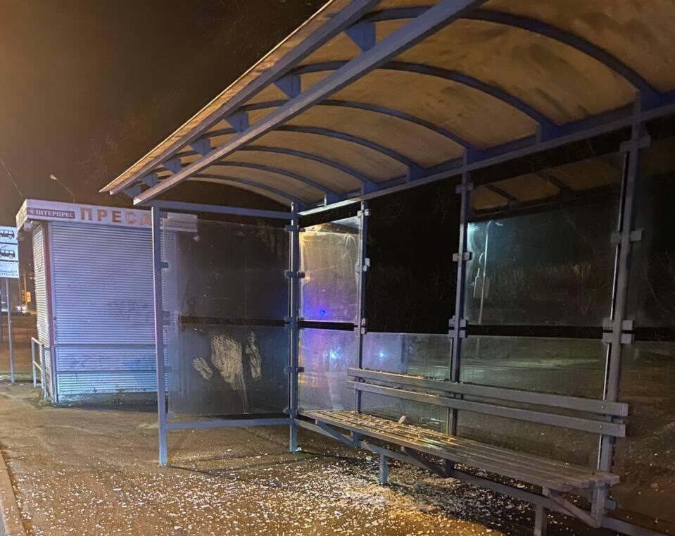 Патрульні затримали чоловіка, який розтрощив зупинку громадського транспорту у Львові