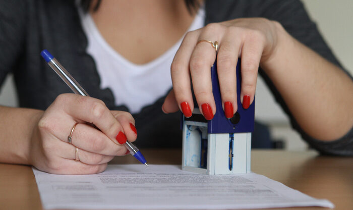 Держреєстраторку із Яворова судитимуть за незаконну реєстрацію права власності на нежитлові будівлі