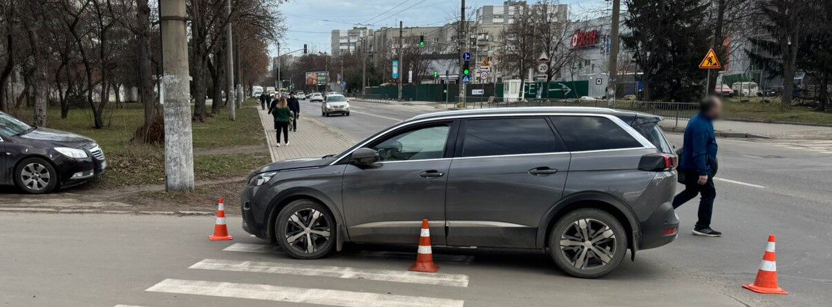 Водій Peugeot збив літню жінку на пішохідному переході у Львові