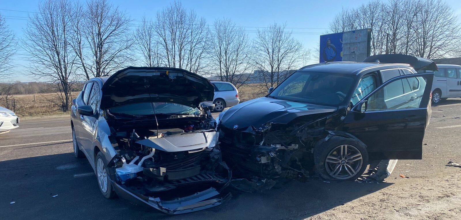 На об’їзній дорозі Львова у ДТП травмувалися водії BMW і Nissan Leaf