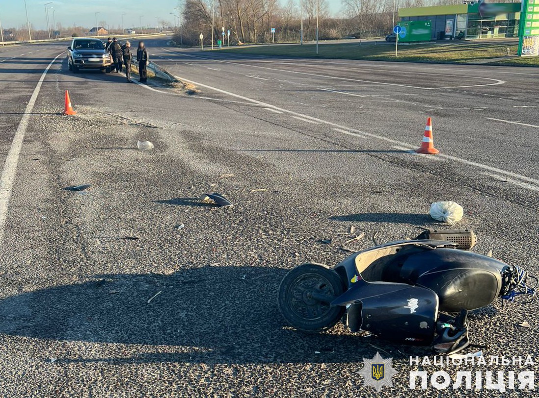 На Яворівщині керманич вантажівки Iveco Stralis на смерть збив 63-річного водія мопеда