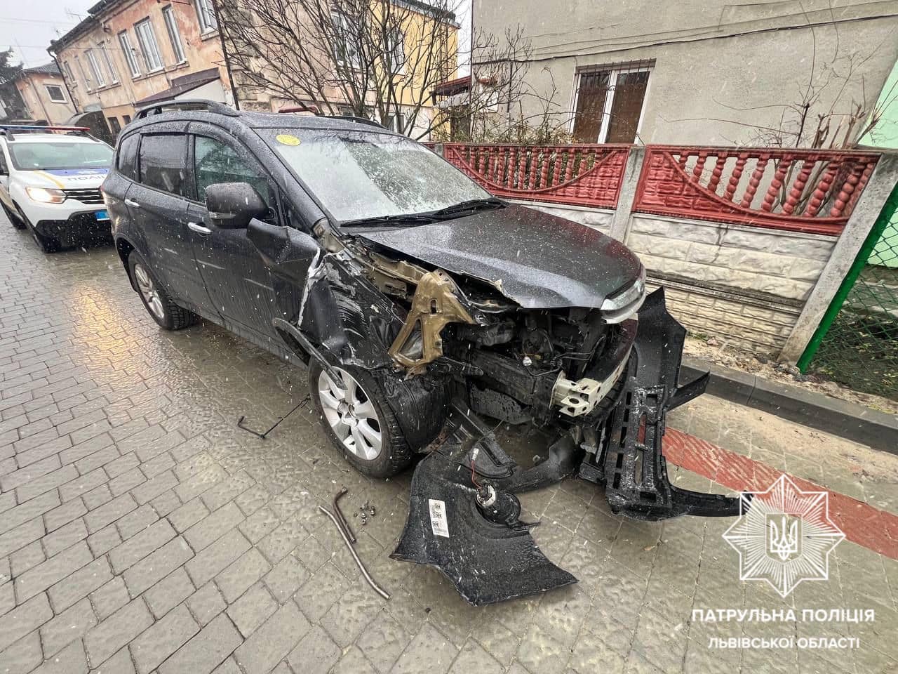 У Львові водій Subaru напідпитку вʼїхав у паркан і втік