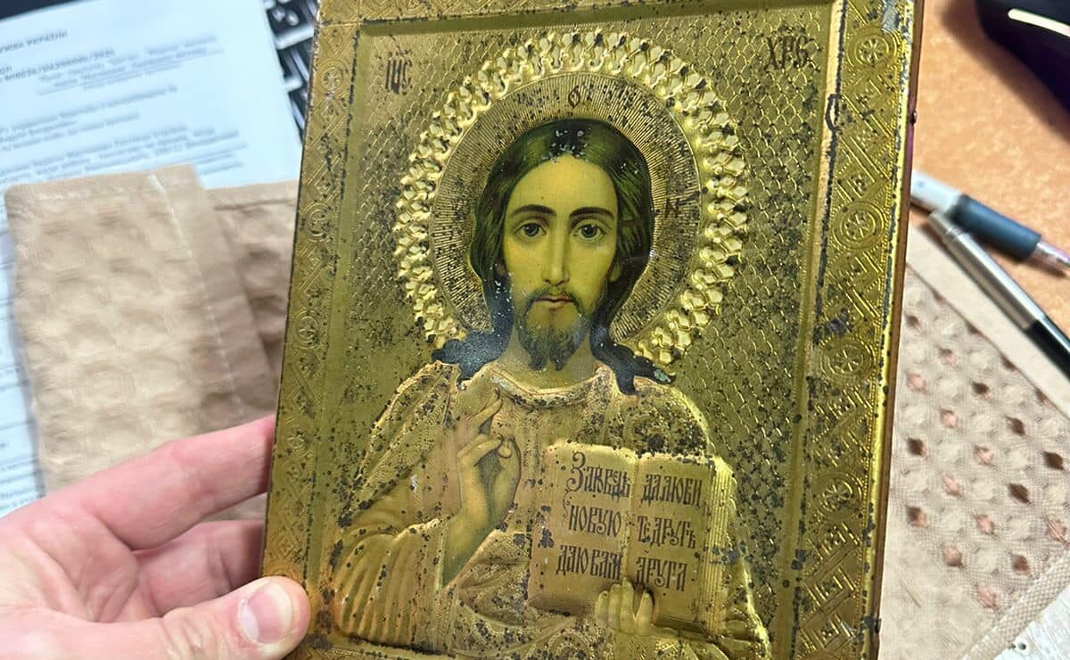 Українка намагалася вивезти з країни старовинну ікону, «дозволену цензурою Москви»