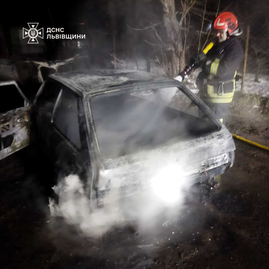 Впродовж ночі на Львівщині горіли дві автівки: обійшлось без постраждалих